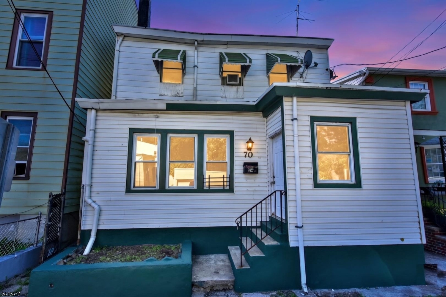 Main image without alt text