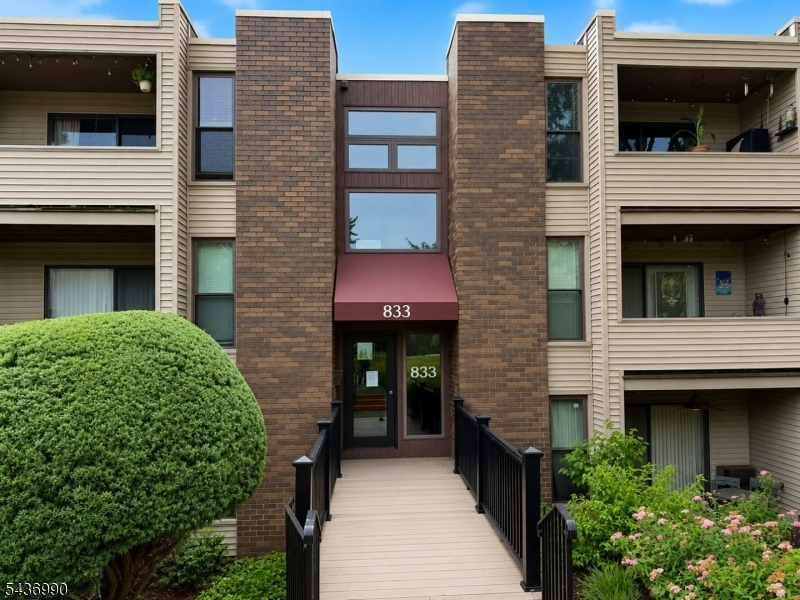Great One floor unit located in the desirable gated community of Arbor Hills, located 13 miles from NYC, This complex features a pool, gym, parking and members room.