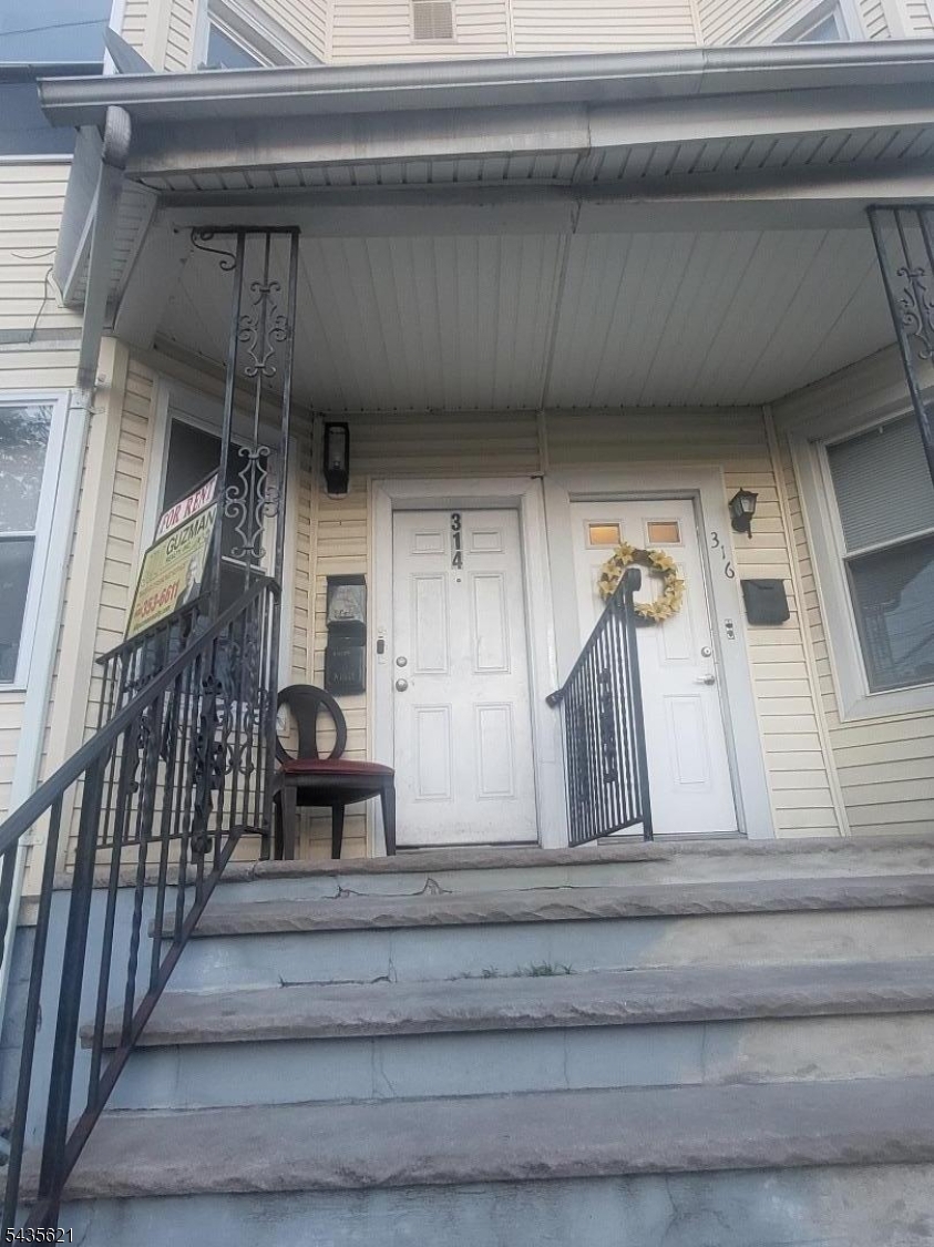 FIRST FLOOR WITH PRIVATE BACKYARD. TWO BEDROOM APARTMENT. COVENIENTLY LOCATED NEAR SCHOOLS, RESTAURANTS, SHOPS, TRANSPORTATION AND MORE! INCOME VERIFICATION. NTN REPORT.