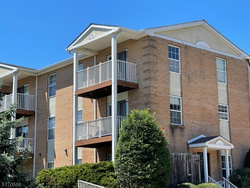Available September 1 no animals / pets Open Floor plan great location Tenant pays 1 month rent realtor fee