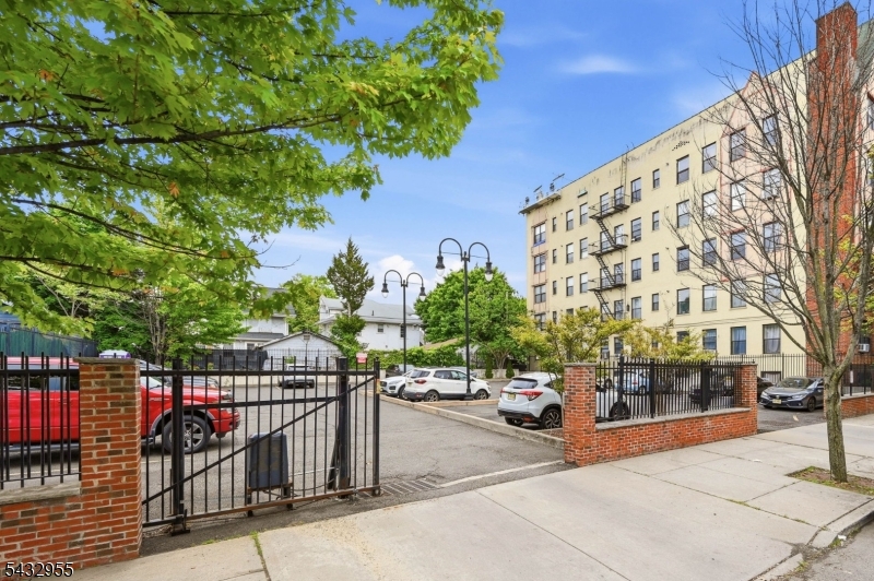 Parc West Condominium Assoc - Residential