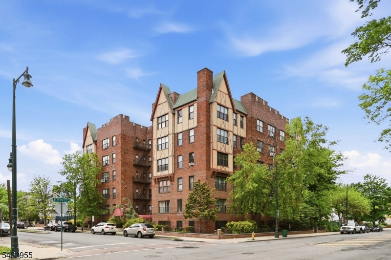 Parc West Condominium Assoc - Residential