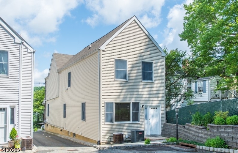 Apartment - Residential Lease