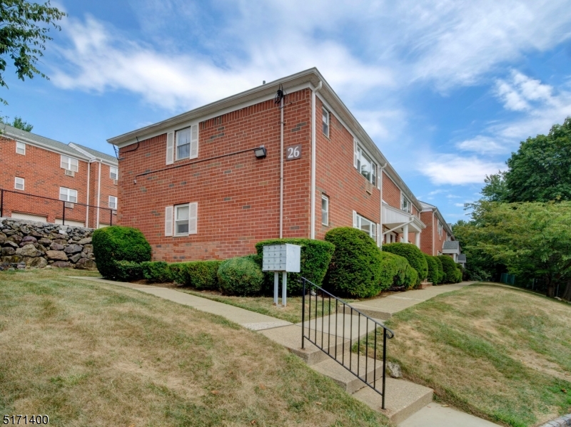 SECOND FLOOR UNIT IN MOUNTAIN CLUB AVAILABLE NOW! RENOVATED APARTMENT FEATURES ONE FLOOR LIVING, ONE BED AND ONE FULL BATH, LARGE LIVING ROOM, DINING ROOM & BEDROOM. KITCHEN HAS ALL STAINLESS STEEL APPLIANCES--MICROWAVE, DISHWASHER, REFRIGERATOR AND STOVE. SPACIOUS LIVING ROOM FEATURES A LARGE PICTURE WINDOW. THE BEDROOM CONTAINS TWO LARGE CLOSETS WITH GREAT STORAGE SPACE. TWO AIR CONDITIONING UNITS INCLUDED. GAS & HEAT ARE INCLUDED IN YOUR RENT ALONG WITH WATER, SEWER, TRASH & MORE! SECURED STORAGE UNIT IS LOCATED IN THE LOWER LEVEL OF THE BLDG ALONG WITH COIN OPERATED LAUNDRY FACILITIES. GARAGE IS $40 MONTH EXTRA WHEN AVAILABLE IN ALTERNATE BLDGS. AMENITIES INCLUDE POOL, SAUNA, GYM, TENNIS COURTS AND USE OF CLUB HOUSE. CLOSE TO NYC TRAINS, MAJOR HIGHWAYS AND SHOPPING!
