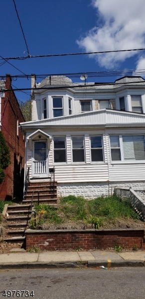 WELCOME HOME TO THIS 3 BED 2 BATH 1/2 DUPLEX WITH HARDWOOD FLOORS THROUGHOUT. VERY SPACIOUS LIVING ROOM AND DINING ROOM PERFECT FOR ENTERTAINING. WALK OUT FROM KITCHEN INTO BACKYARD. BASEMENT IS UNFINISHED WITH FULL BATHROOOM. SOLD STRICTLY AS IS. BUYER IS RESPONSIBLE FOR C/O AND FIRE CERT.