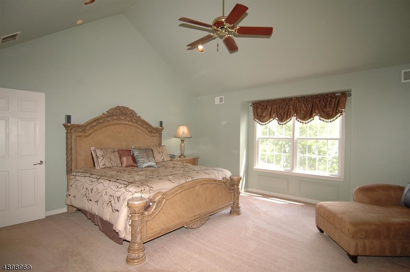 POETS PEAK - Residential