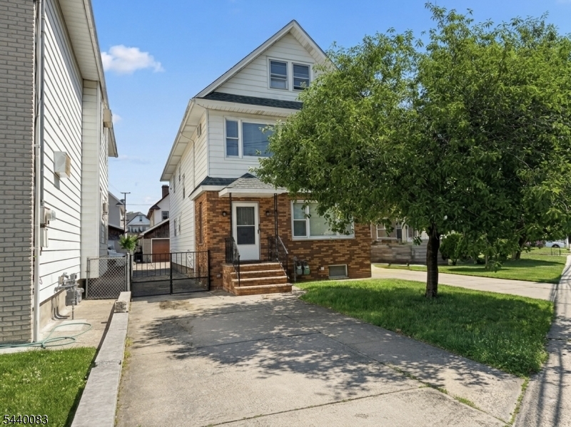 Welcome to 521 Pennington Street, Elizabeth,  2 Floor ! This spacious apartment features 3 bedrooms, a living room, a kitchen, and one full bathroom, offering comfortable living in a convenient location.Ideally situated just 4 minutes from Elizabeth Train Station, this home provides easy access to transportation, shopping, and everyday essentials. Enjoy being within walking distance of some of the area's best supermarkets, restaurants, and laundromats.Don't miss this excellent rental opportunity in a prime Elizabeth location!   (2 Floor )