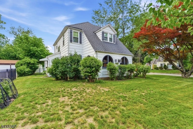 Near Border of Millburn/SH - Residential