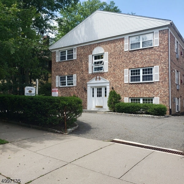 SPACIOUS STUDIO UNIT W/ UPDATED KITCHEN WITH STAINLESS APPLIANCES, GRANITE COUNTERS, CLOSE TO ALL DOWNTOWN AMENITIES, PARKS,SCHOOLS, STORES, THEATER, AND MUCH MORE..COMMUTERS DELIGHT OFFERS NYC TRAIN STATION AND BUS SERVICE...AVAILABLE MARCH FIRST. NTN APP REQUIREDTENANT PAYS BROKER COMMISSION, ONE MONTH ADVANCE + 1.5 MO SECURITY. CREDIT CHECK, EMPLOYMENT VERIFICATIONS, REFERENCES, ALL NEED LANDLORD APPROVALS. RENTERS INS REQUIRED.,