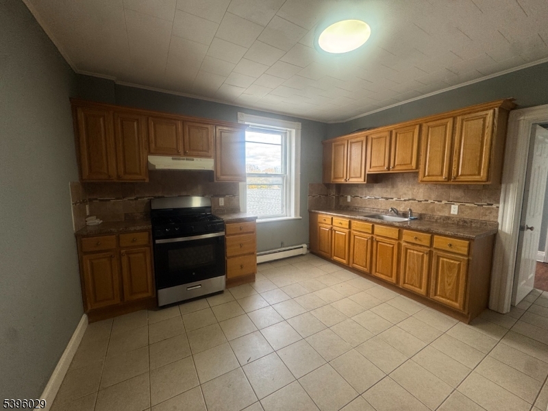 Spacious 1-bedroom 1 bath third floor located in the heart of downtown Boonton. Modern eat in kitchen with all newer appliances, plus ample cabinet and counter space, generous sized living room. Unit has been freshly painted. Walking distance to downtown shops, restaurants, parks, and public transportation. Easy access to NYC by bus or train. Excellent commuter location close to major highways Rt 287, Rt 80, and Rt 46.