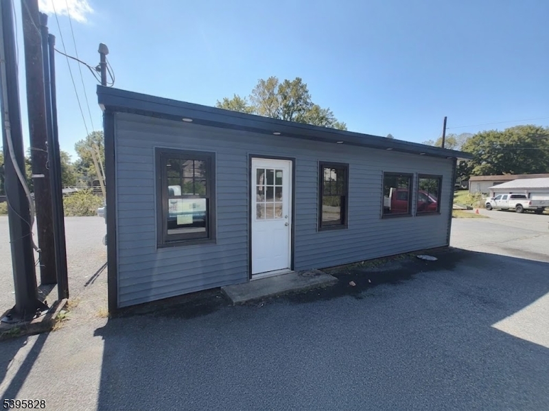 Prime commercial office space available for rent on South Main Street. This property includes on-site off street parking, an on-site free standing newly renovated office space, and a detached bathroom for tenant use. Ideal for various commercial purposes; however, all prospective tenants must verify their intended use with local zoning to ensure compliance.Great visibility, easy access, and flexible layout.