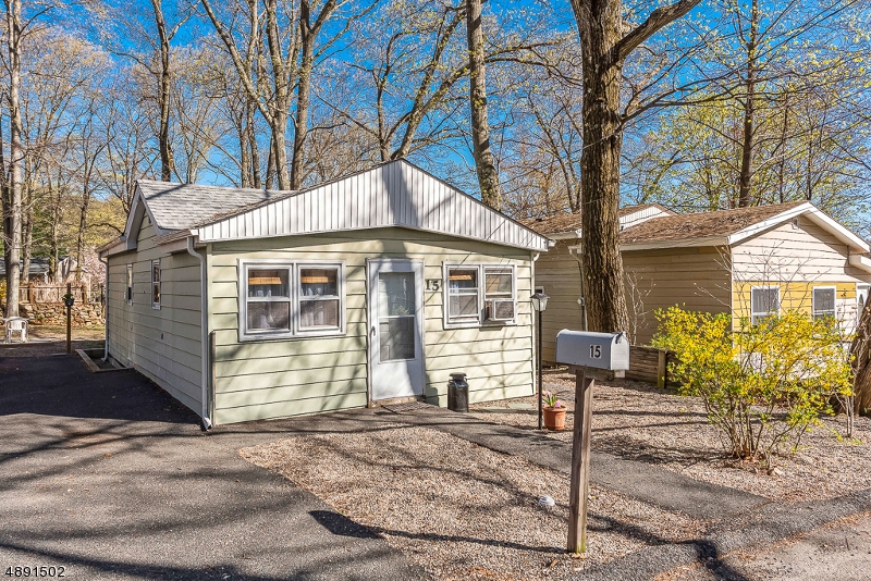 ADORABLE RANCH W/PUBLIC SEWER & SPACIOUS YARD!  GREAT PARKING, OPEN FLR PLAN: KIT, LIV RM, DINING AREA, 1 BEDRM PLUS OFFICE/DEN. RECENT UPDATES INCLUDE; NEW KITCHEN CABS, APPLIANCES INCL STOVE. NEW VINYL FLOORS, YARD SHED INCLUDED.  MISS THIS OPPORTUNITY IN THIS SPECTACULAR PRICE RANGE!