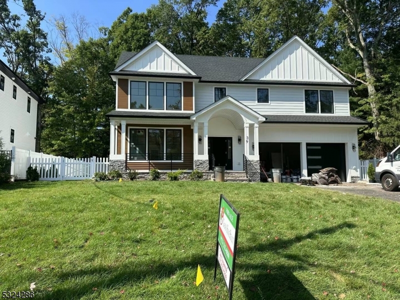 New construction 6 bedrooms ,5 and half bathrooms.