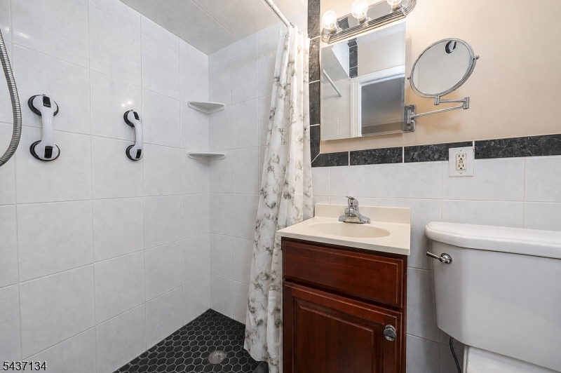 Holmes Oval - Residential