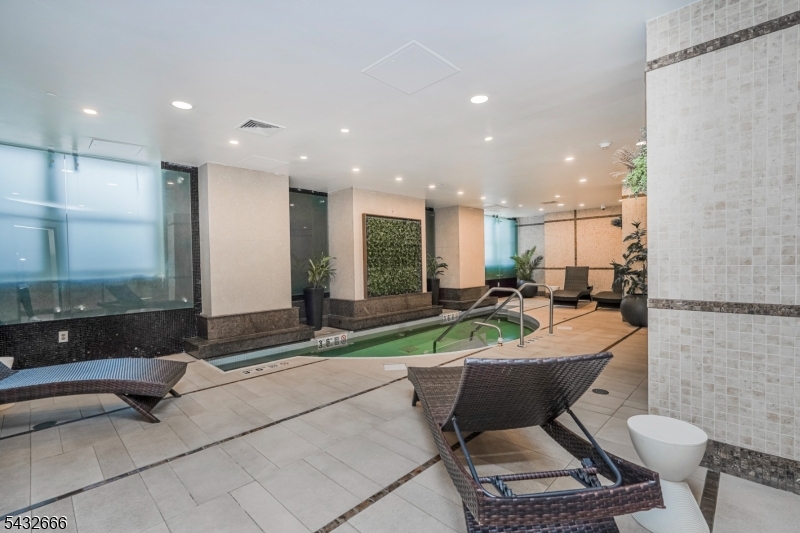 Trump Plaza - Residential