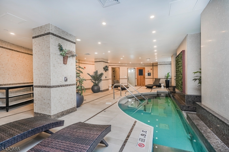 Trump Plaza - Residential