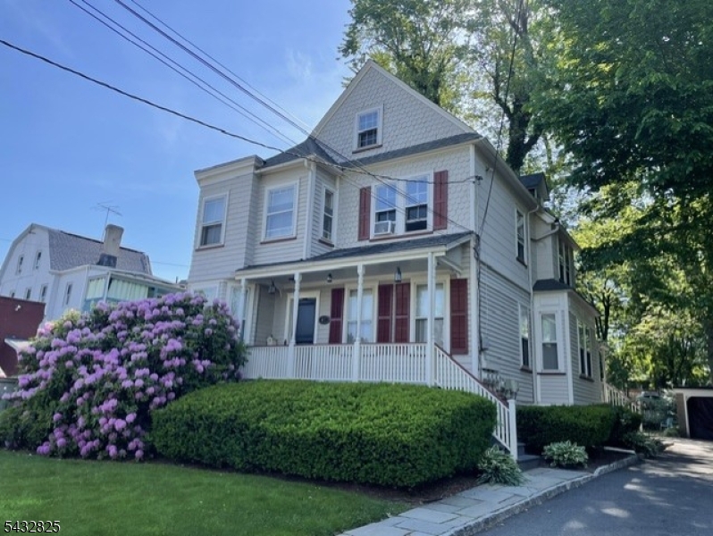 Architectural gem. Cozy1 bedroom third floor with kitchen area but no cooking. Hardwood floors, skylight and cool layout that lets light in and maximizes space. includes hot water and parking for one car. Basement laundry and close to farmers market, trains, buses, shops and dining. Easy to show. Vacant. Will be painted.