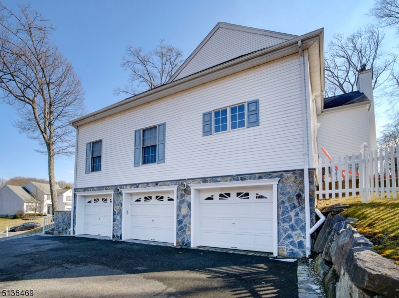 POETS PEAK - Residential