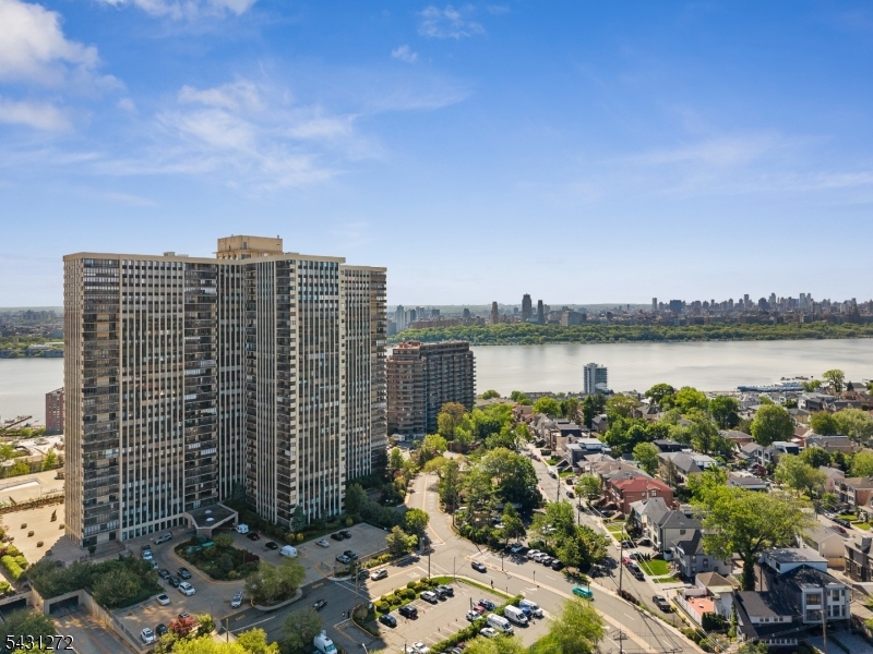 Winston Towers 200 - Residential
