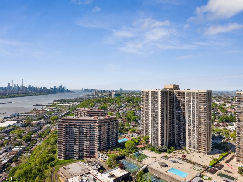 Winston Towers 200 - Residential