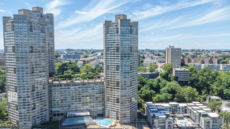 GALAXY TOWERS - Residential