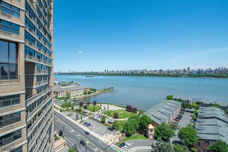 GALAXY TOWERS - Residential