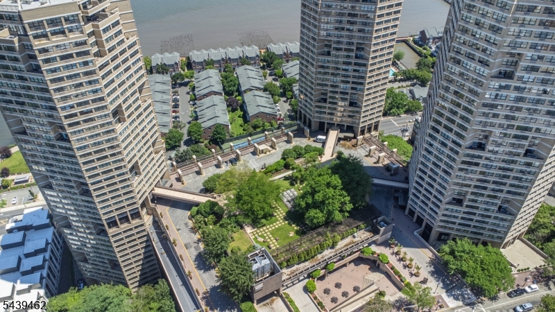 GALAXY TOWERS - Residential