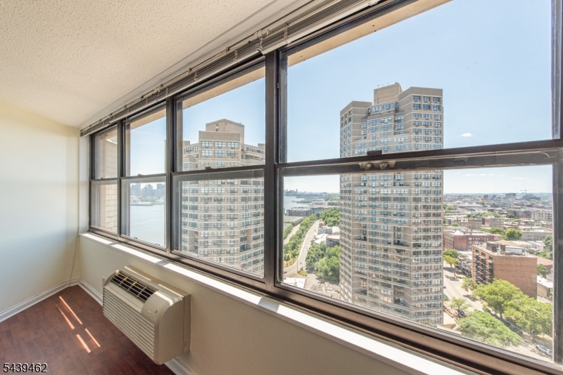 GALAXY TOWERS - Residential