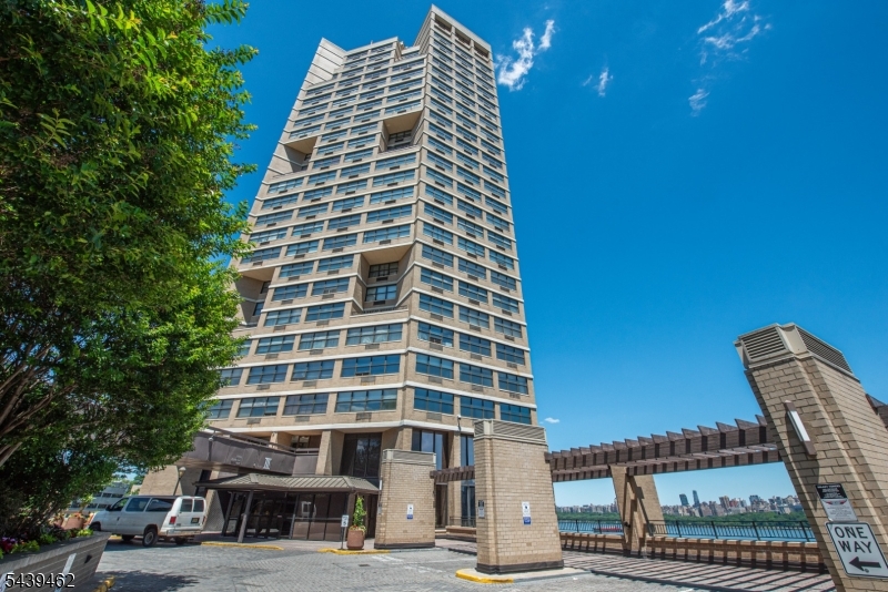 GALAXY TOWERS - Residential