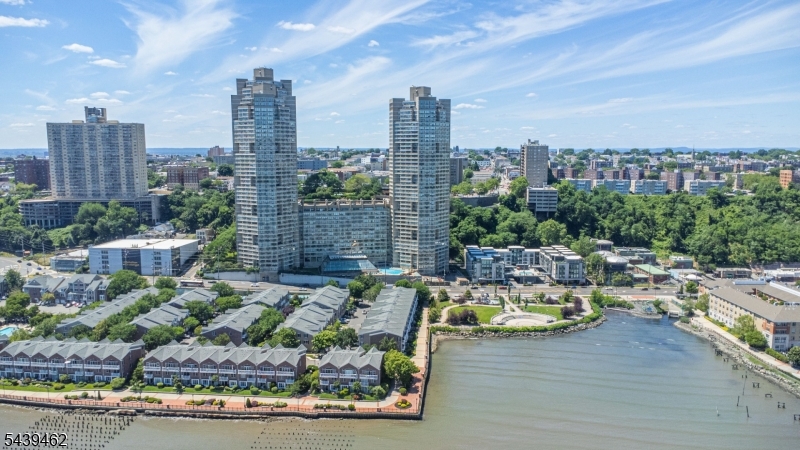 GALAXY TOWERS - Residential