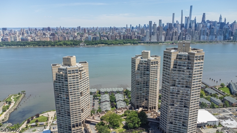 GALAXY TOWERS - Residential