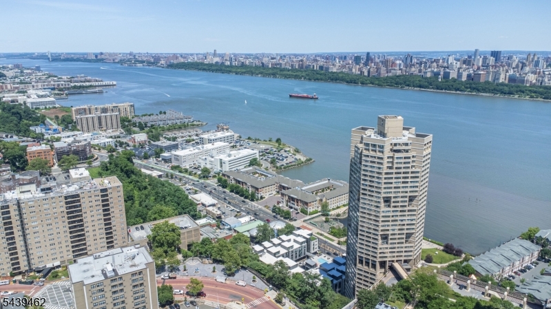 GALAXY TOWERS - Residential