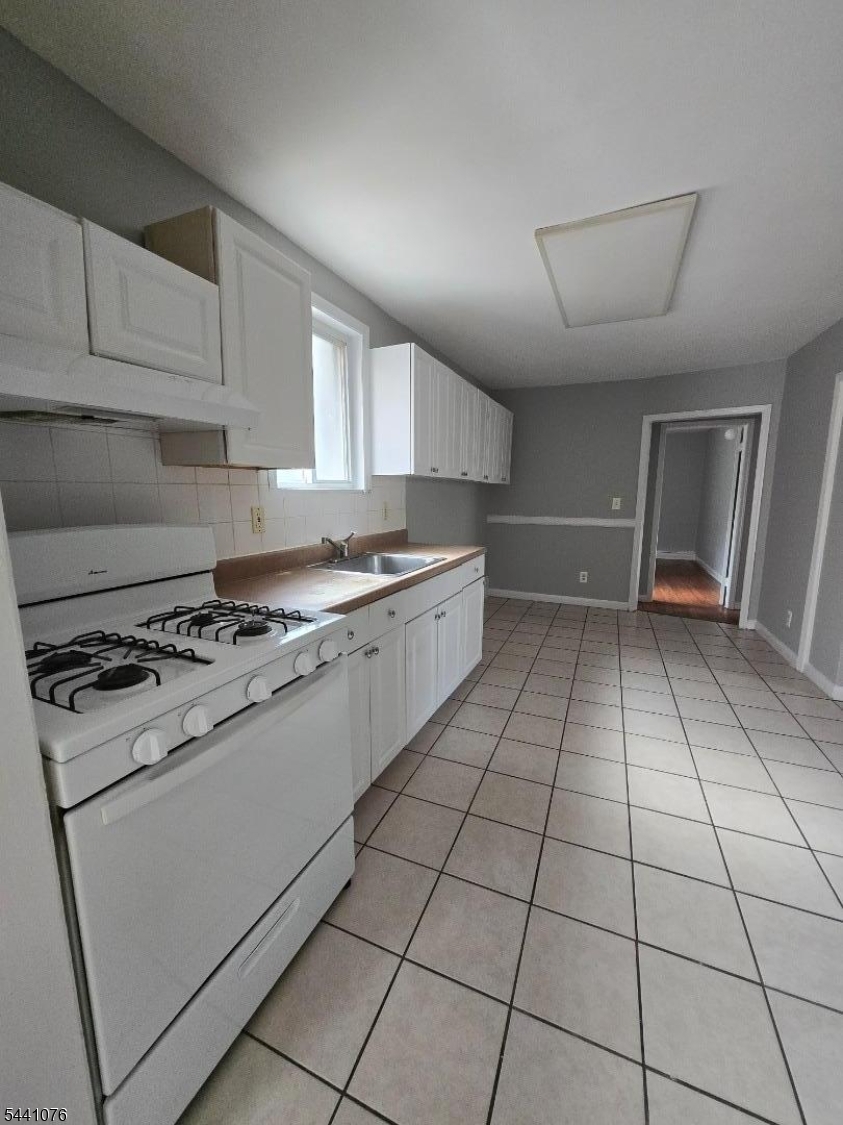 lovely 2 bedroom apartment available immediately!! spacious rooms!!