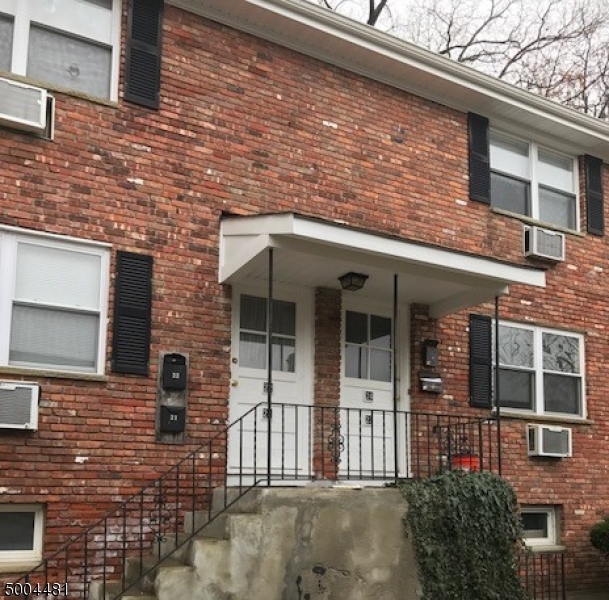 2ND FLOOR 1 BD APT. BEING UPDATED W/NEW BATH, KIT FLOOR & FRESH PAINT. MBD W/WALK-IN CLOSET, EAT-IN KIT. H/W FLOORS. COIN LAUNDRY IN BASEMENT. WATER & SEWER INCLUDED IN RENT.  PET RESTRICTIONS APPLY.  WORK SHOULD BE COMPLETE MID TO END OF AUGUST.