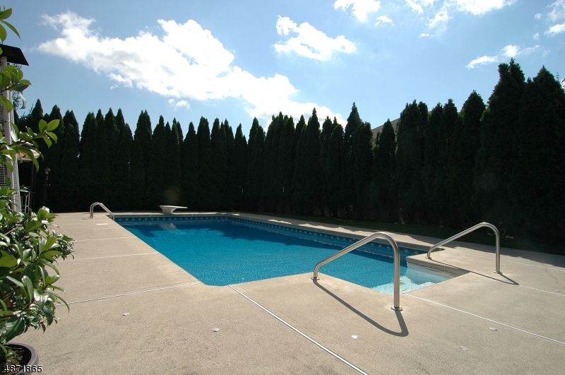 POETS PEAK - Residential