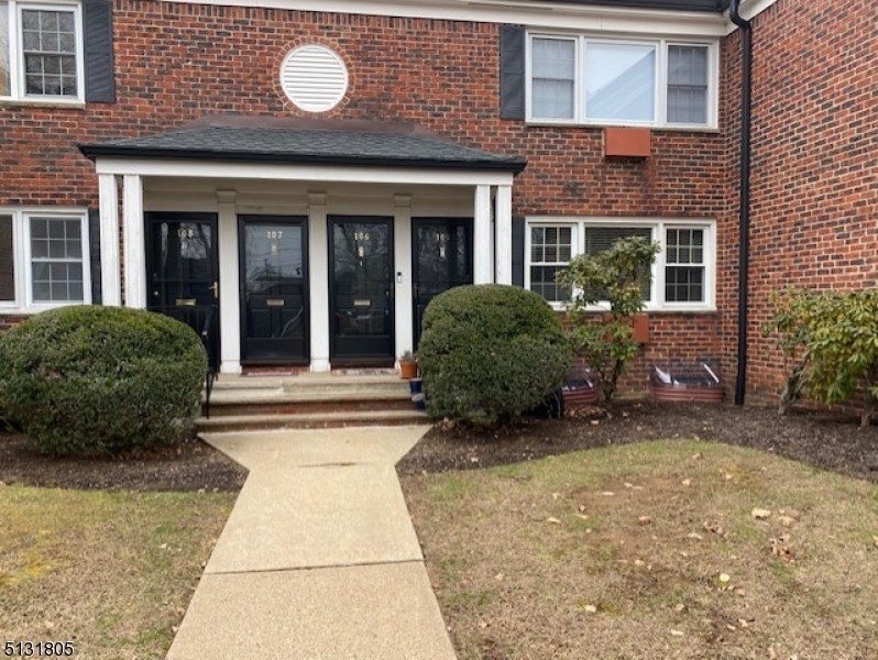 One bedroom condo with hardwood floors, renovated bathroom, newer kitchen sink & countertop. Loads of closet space! Great location. 1 mile to train station and close to downtown Morristown with an abundance of shops and restaurants. Wonderful community. Pool! Back door access to reserved parking spot. Rent includes heat and hot water.