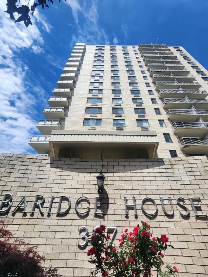 1 Bed   1 Bath   2 Indoor Deeded Parking SpacesPerfect for first-time buyers, NYC commuters, and downsizers. Enjoy a west-facing balcony with pool view, 24/7 concierge, pool, gym, sauna, same-floor laundry, storage, and a great Prospect Ave location close to NYC transportation.