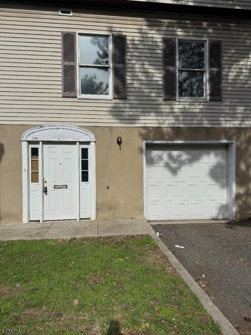 Large 3 bedroom end unit. Lots of closets. Oversized built-in garage. Eat in kitchen. Laundry hook ups. Close to transportation and shopping.