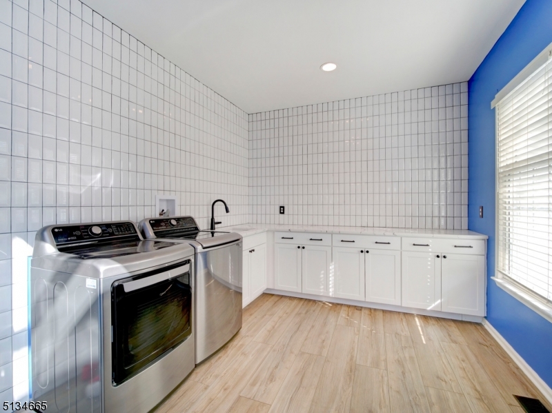 POETS PEAK - Residential