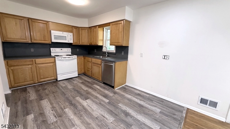 WHITE MEADOW LAKE - Residential