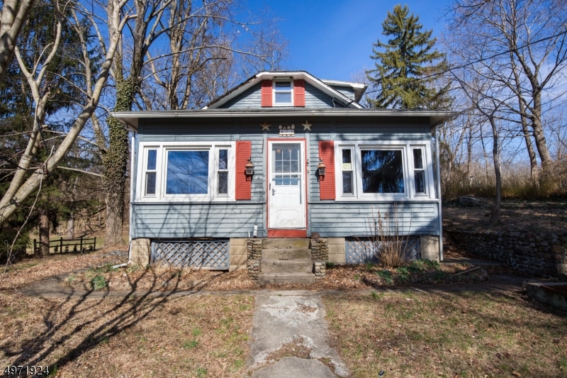 Fully updated 3 bedroom 1 bath Cape Cod in a beautiful country setting. Enclosed front porch, Brand new flooring, Cabinets, Countertops and appliances. Owner allows pets at extra charge.
