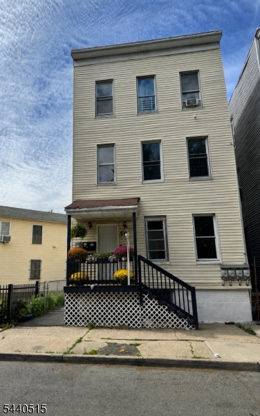 This newly renovated, cozy 2-bedroom apartment offers the ultimate commuter lifestyle. Featuring an open-concept living area, sunlit bedrooms, and a modern kitchen with stainless steel appliances, it is perfectly situated just minutes from Midtown Manhattan with express transit right at your doorstep.