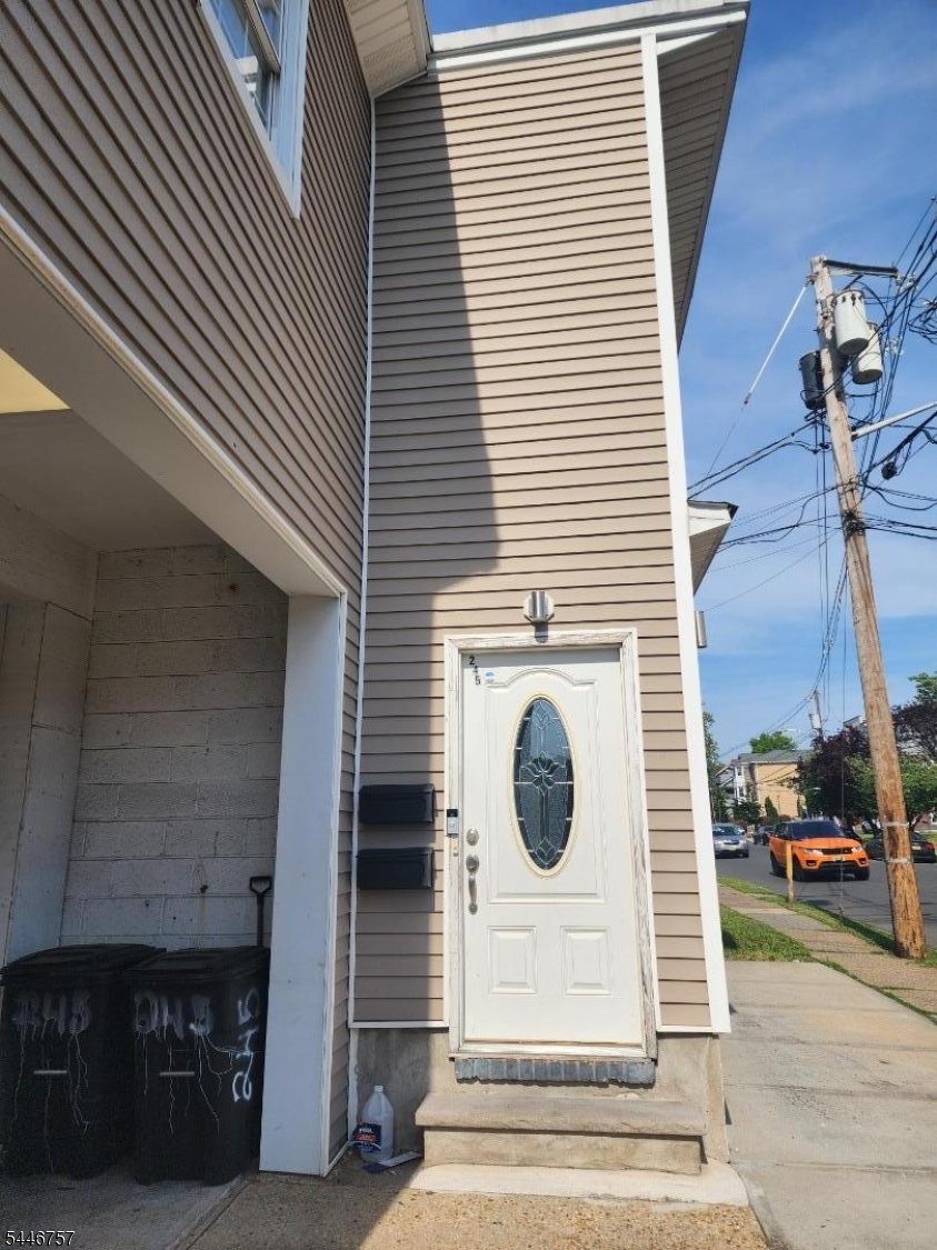 FIRST FLOOR APARTMENT .... FEW BLOCKS AWAY FROM TRAIN STATION & MAJOR TRANSPORTATION...NEAR OF SHOPPING AREAS.....NICE LOCATION.. NTN APPLICATION REQUIRED