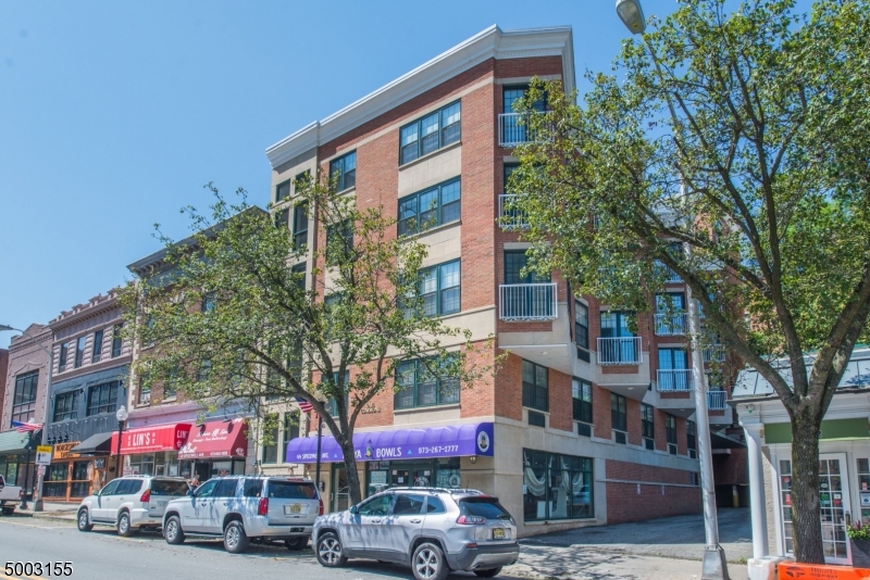 Expanded one bedroom end unit Top floor living room area;walk-n closet in bedroom, washer/dryer in unit. Assigned on-site parking space. storage locker. Located in the heart of downtown Morristown. Hardwood flooring, fitted out walk-in closet. Sunlit livingR, dining area, room for in home office and more. Building offers two street entrances, one from Prospect and one from Speedwell, plus an elevator near each entrance. Intercom entry system with wireless key access. Exercise, lounge & meeting room area. Close to mass transit, shopping, restaurants, theatres, shopping and more.
