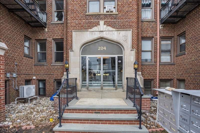hill / Pilgrim Apts - Residential Lease