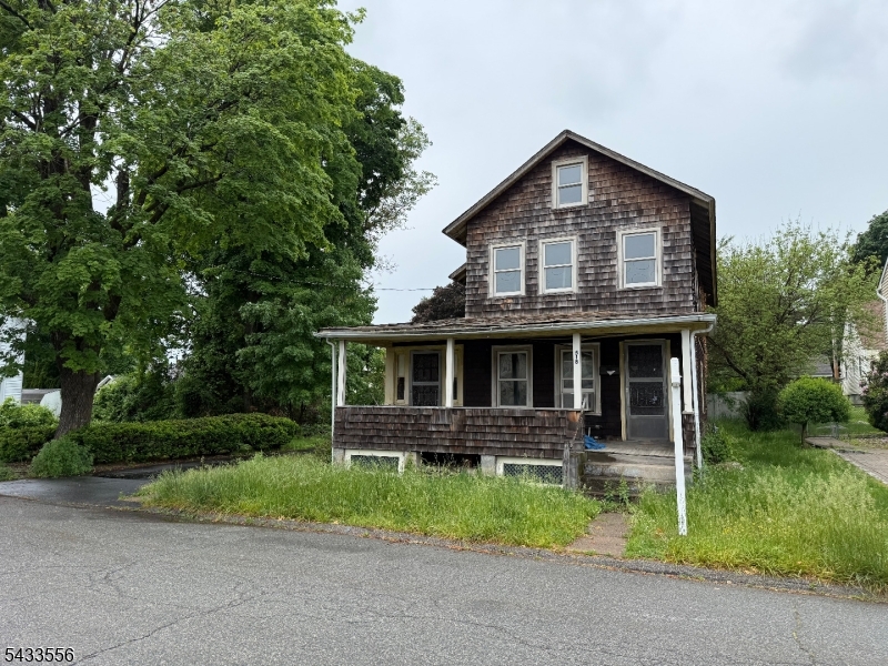 ATTN: ALL CONTRACTORS/HANDYMEN. Vacant home on large lot.