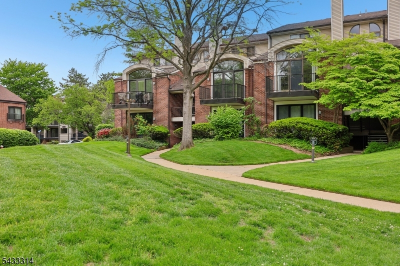 Courts at Glenpointe - Residential