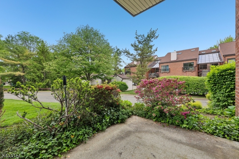 Courts at Glenpointe - Residential