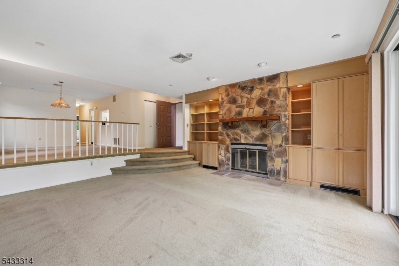 Courts at Glenpointe - Residential