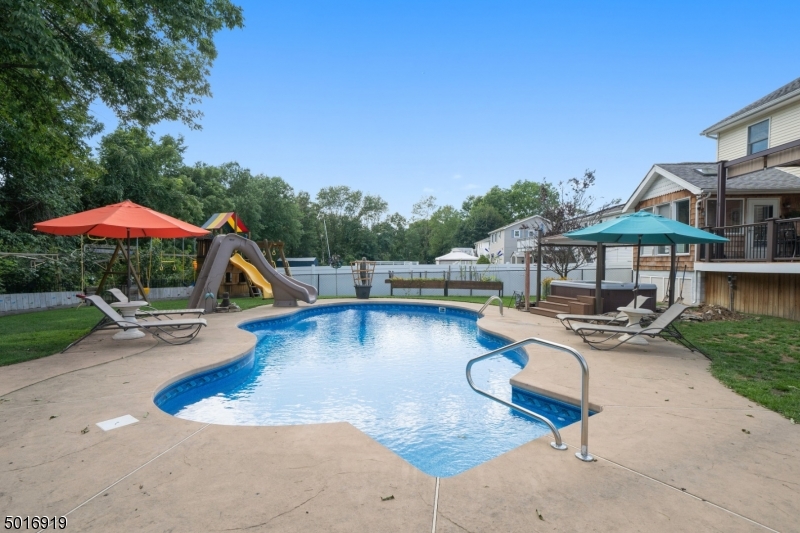 Oak Ridge - White Rock - Residential